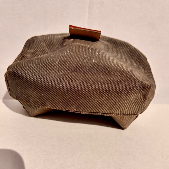 GUCCI
GUCCI 2000S BROWN MONOGRAM COSMETIC POUCH WITH GOLD 💛 ZIPPER PULL
$625 - Picture 7 of 11